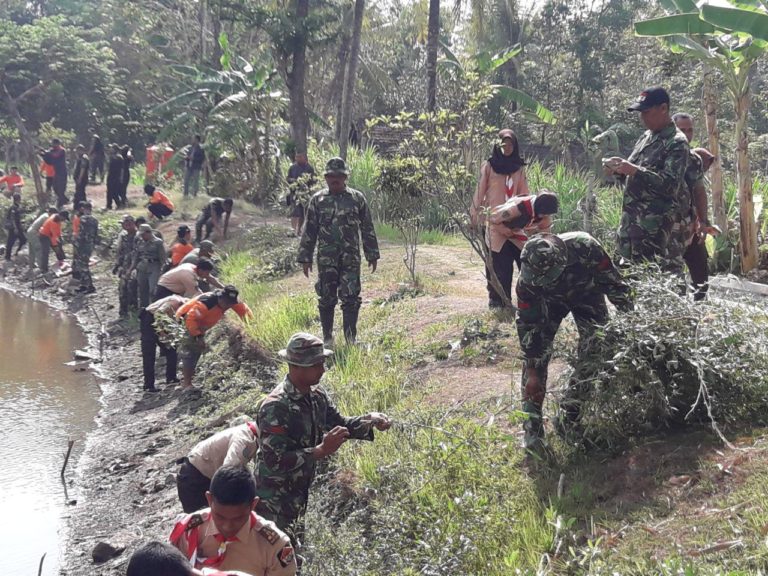 Libatkan Pramuka,Satgas TMMD Bersihkan Rumput Liar Disekitar Embung