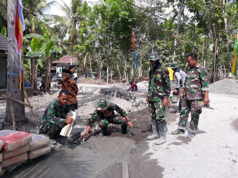 Saat Cuaca Panas Satgas Kejar Proses Pengerasan Samping Talud