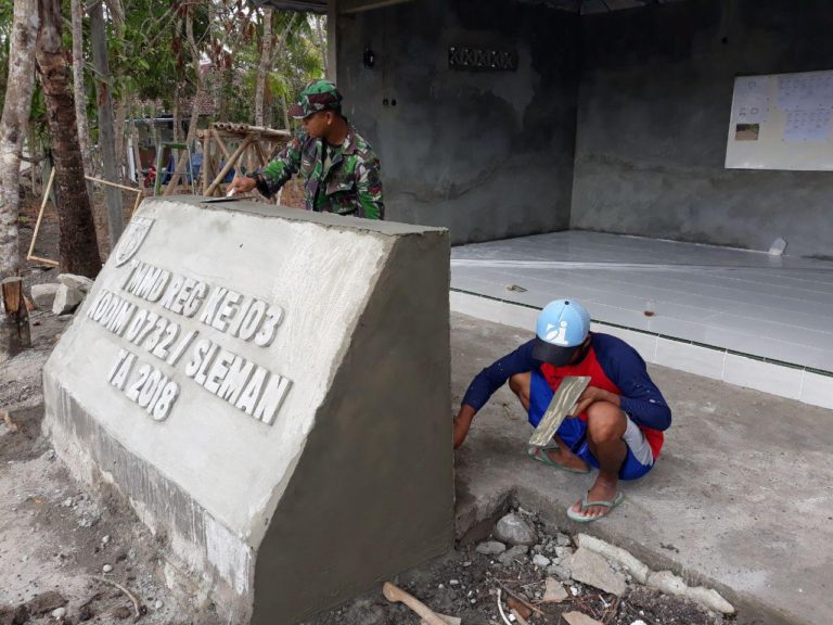 Tangan Terampil Prajurit TNI Kerjakan Pembuatan Prasasti