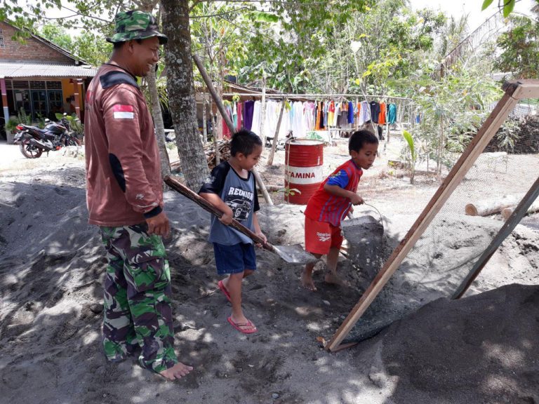 Anak-Anak Tak Mau Ketinggalan Bantu Satgas TMMD