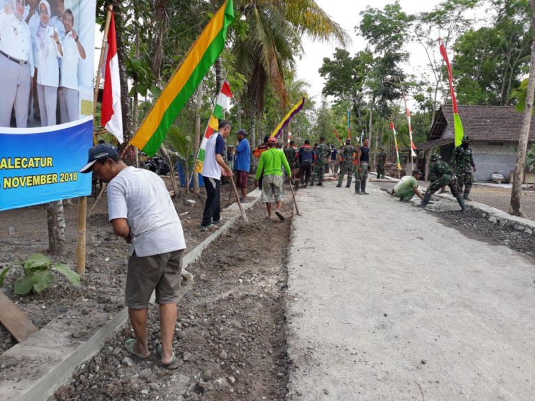 Bersama Warga, Satgas TMMD Ratakan Tanah di Lokasi Pembangunan Talud