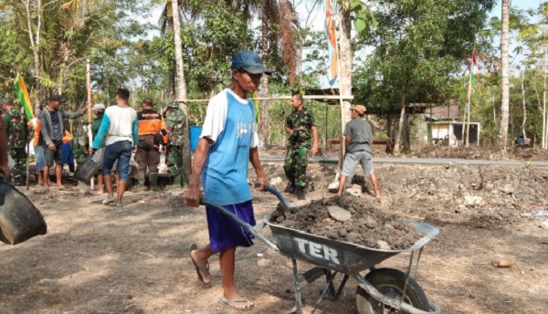 Semangat Mbah Kariyo Pacu Semangat Satgas TMMD