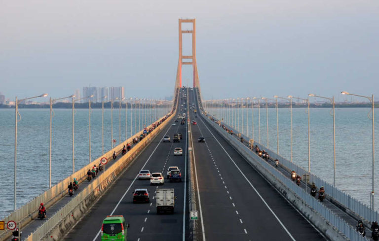 Jokowi Gratiskan Tol Suramadu, Pemasukan Negara Rp 120 M Hilang