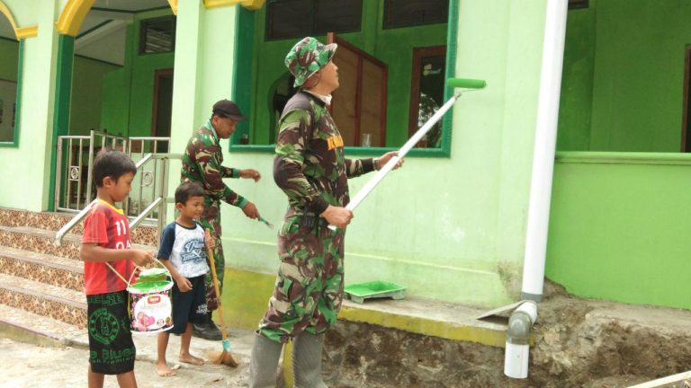 Anak Anak Dusun Temuwuh Bantu Cat Masjid Al Ikhlas