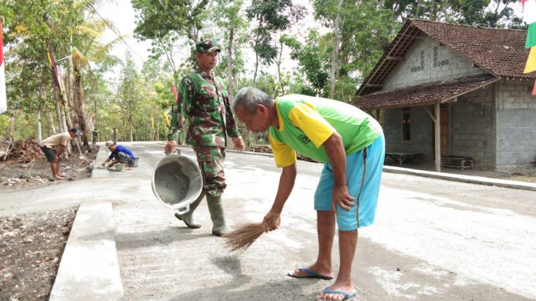 Dengan Keikhlasan Dan Penuh Semangat Mbah Arjo Ikut Membantu Pekerjaan di TMMD