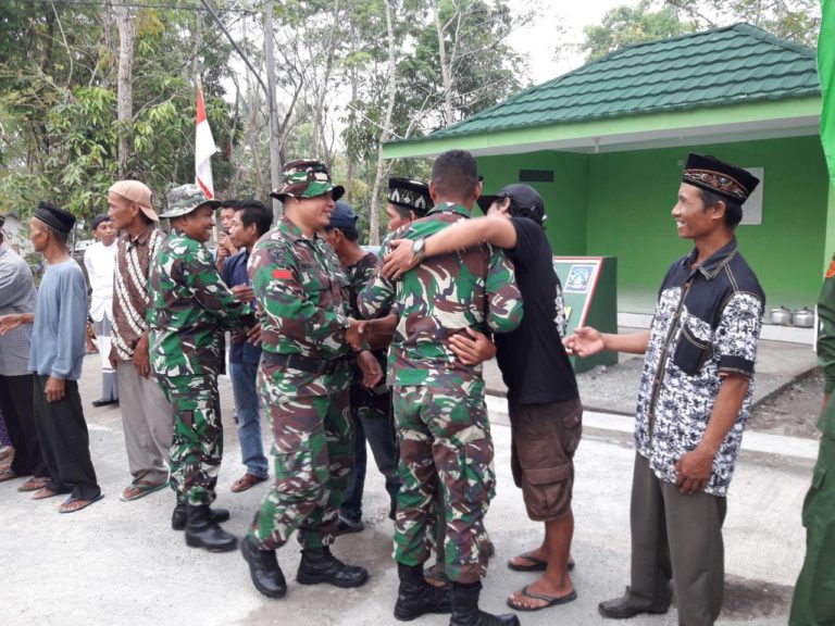 Satgas TMMD Dan Juga Babinsa Balecatur Tetap Jaga Silaturahmi Kunjungi Rumah Warga Temuwuh