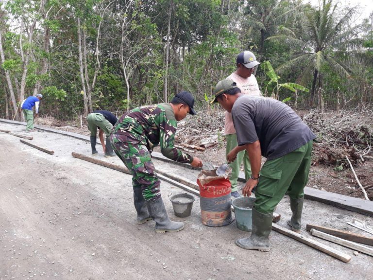Linmas Dansatgas TMMD, Saling Bekerja Sama Dalam Siapkan Bahan Material