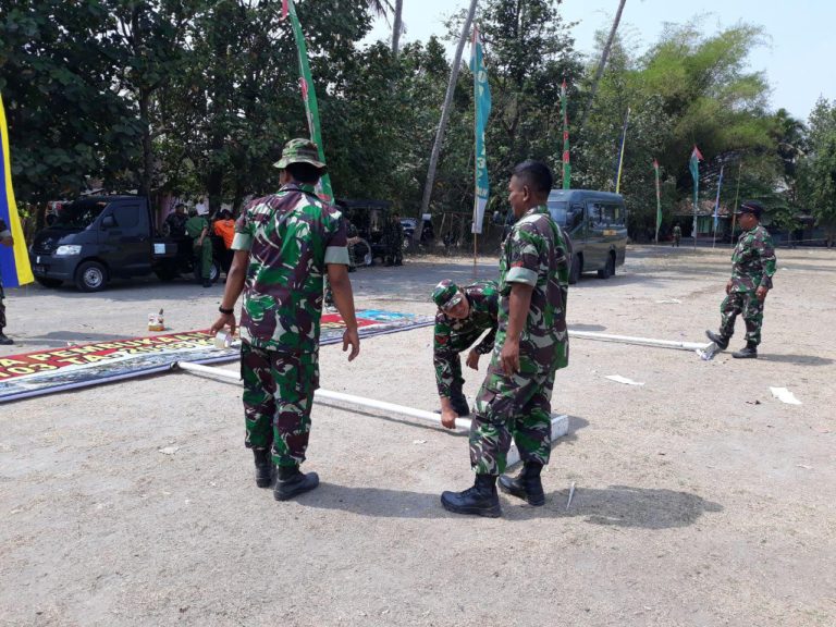 Pemasangan Barner Untuk Upacara Penutupan TMMD Reg 103