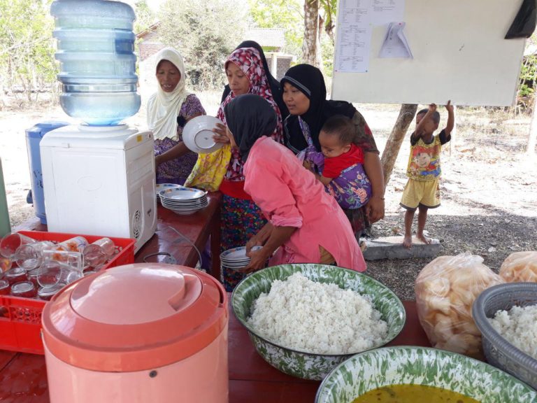 Ibu Ibu Punyai Peranan Cukup Penting Di Kegiatan TMMD Reg 103
