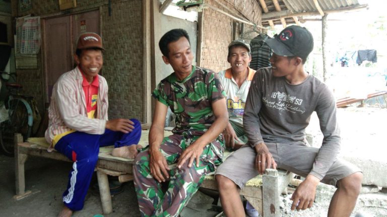 Kedekatan Satgas TMMD Dengan Warga Masyarakat Temuwuh