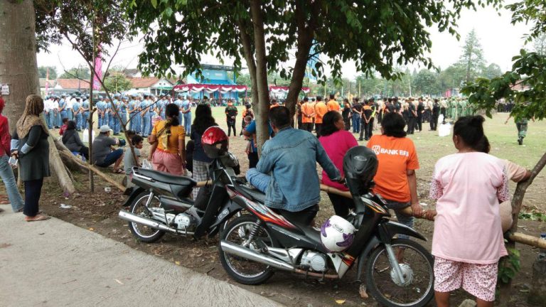 Banyak Warga Siapkan Ponsel Untuk Abadikan Momen Upacara Penutupan TMMD
