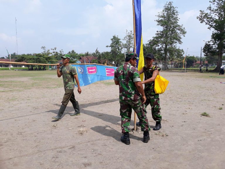 Pelda Haryadi Selaku Batuud Kodim Sleman Pimpin Pemasangan Umbul Umbul Di Lapangan Desa Balecatur