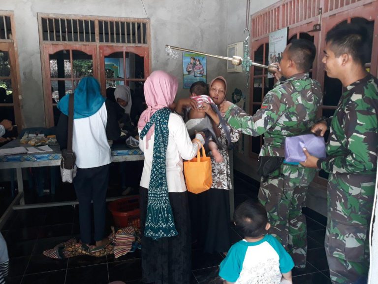 Satgas TMMD  Bantu Penimbangan Balita di Posyandu Dusun Sembung