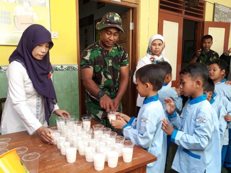 Ikut Perbaikan Gizi Dikalangan Anak Usia Dini Satgas TMMD Berikan Susu Gratis