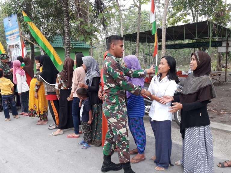 Suasana Haru Terlihat Saat Anggota Satgas TMMD Berpamitan Pada Warga