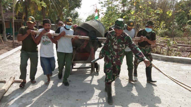 Kerjasama Satgas TMMD Pindahkan Mesin Molen