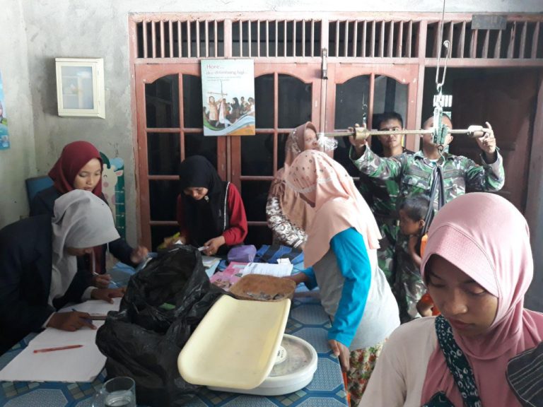 Babinsa Balecatur Beri Pendampingan Satgas TMMD Di Posyandu Dusun Sembung