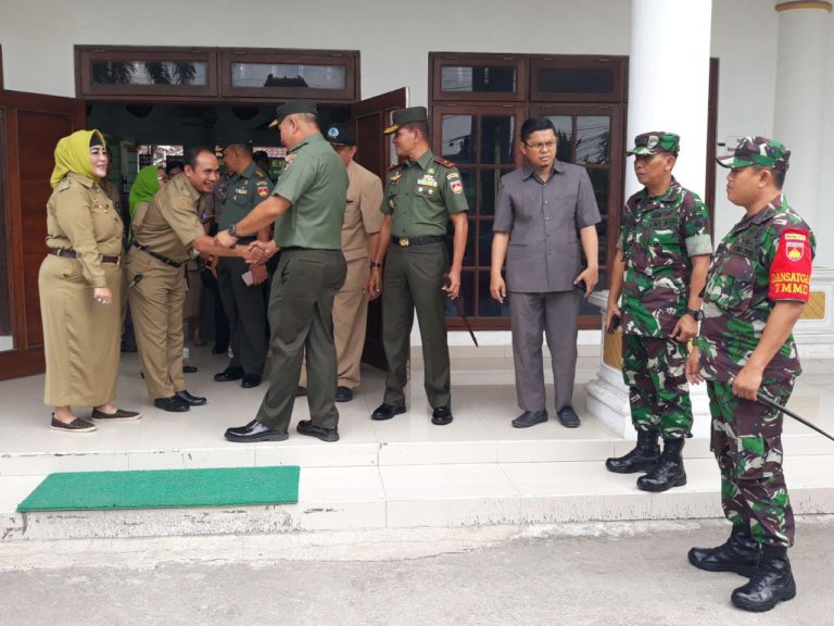 Kades Balecatur Sambut Tim Wasev Dari Mabesad Di Desa Balecatur