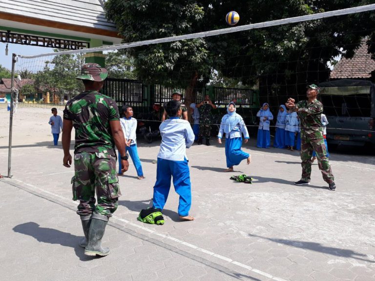 Panas Terik Siswa SD Tetap Semangat Bermain Volley Dengan Bapak Tentara