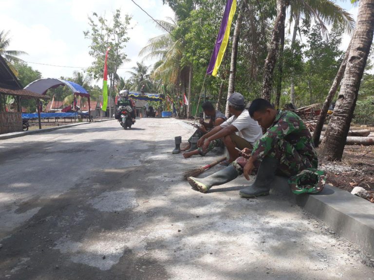 Cara Prajurit Isi Waktu Istirahat di Lokasi TMMD