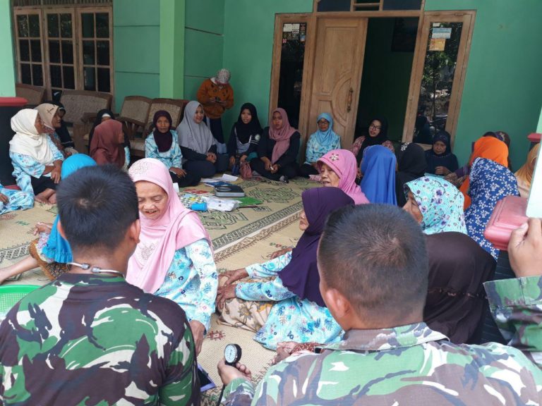 Kegiatan Arisan Warga Dimanfaatkan Satgas TMMD Dan Mahasiswa UNISA Beri Penyuluhan Kesehatan Lansia