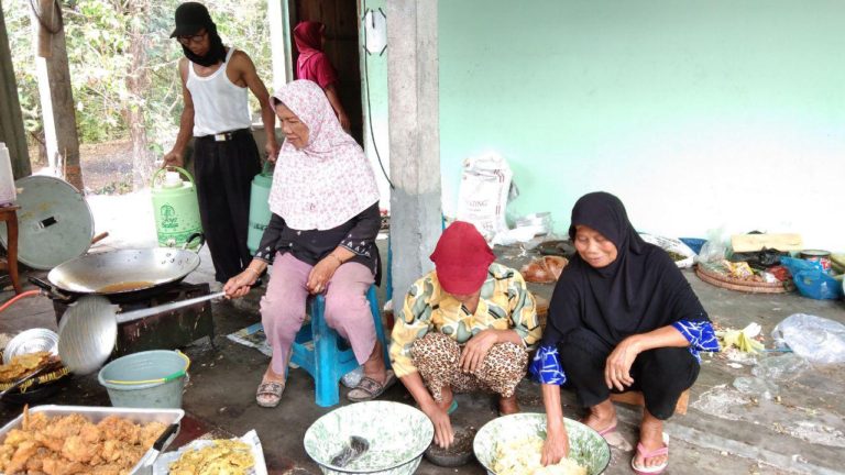 Ibu Ibu PKK Turun Ke Dapur Memasak Untuk Satgas TMMD
