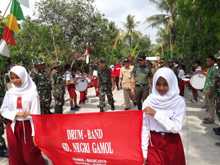Anggota Satgas, Warga Dan Siswa SD Gamol Antusias Sambut Kedatangan Tim Wasev Di Lokasi TMMD
