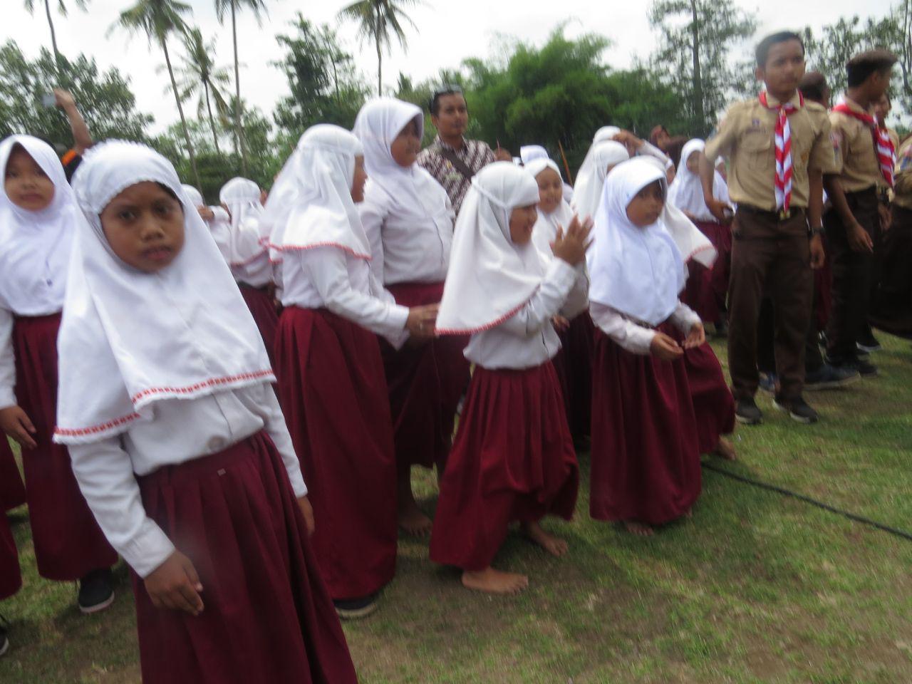 Menonton Upacara Penutupan TMMD, Suatu Kegahagiaan Bagi Anak Anak