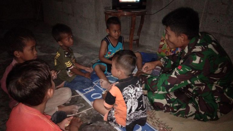 Jelang Istirahat Makam Satgas TMMD Sempatkan Ajari Anak Anak Belajar