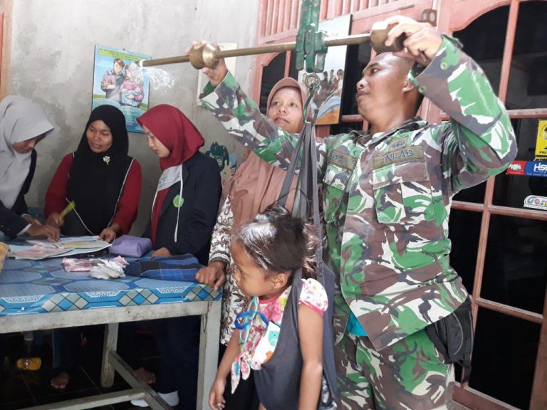 Kegiatan Non Fisik TMMD Reg 103 Di Isi Dengan Memberikan Imunisasi Dan Timbang Badan Di Posyandu