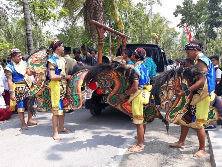 Warga Gamol Berpartisipasi Sambut Tim Wasev Dengan Turunkan Kesenian Jathilan