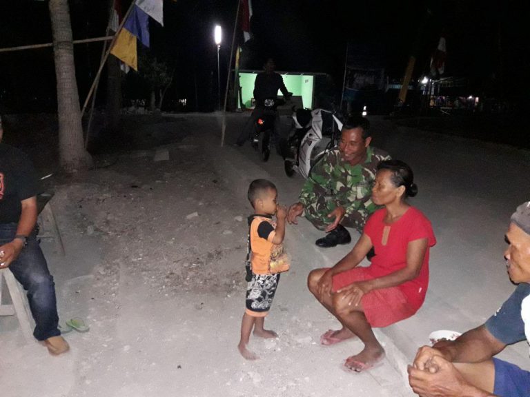 Saat Malam Tiba Digunakan Satgas TMMD Bercengkrama Dengan Warga Dan Anak Anak