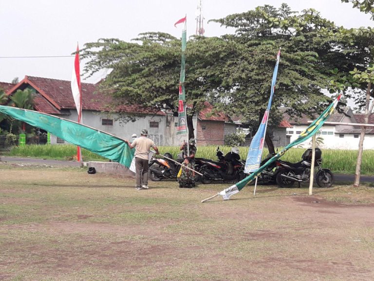 Satgas TMMD Pasang Umbul Umbul Untuk Upacara Penutupan
