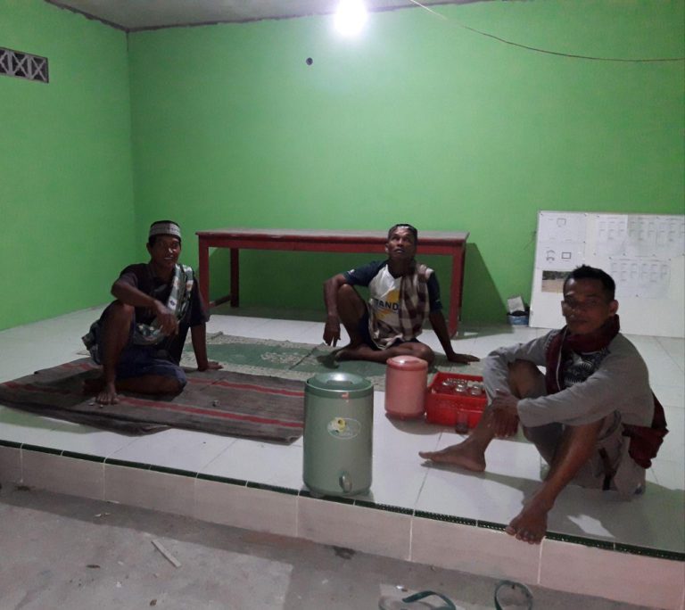 Banyak Bapak Bapak  Berkumpul Di Poskamling Baru Saat Malam Tiba