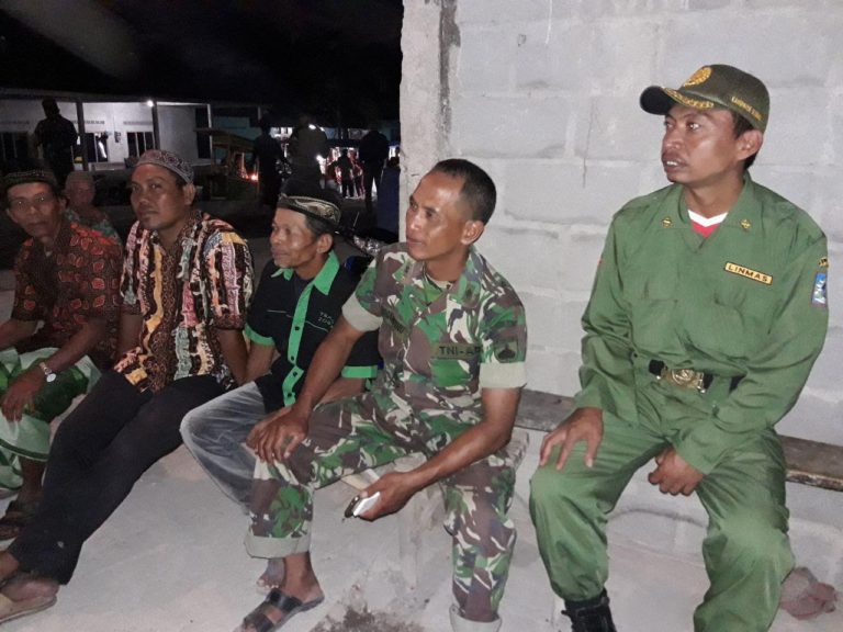 Berikan Rasa Aman Satgas TMMD Laksanakan Ronda Malam Bersama Warga