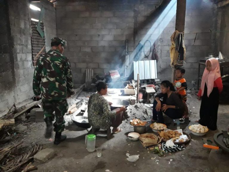 Tiap Pagi Ibu Ibu PKK Sudah Mulai Beraktifitas Siapkan Makanan Untuk Satgas TMMD