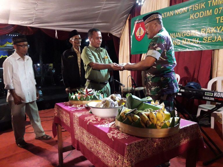 Suasana Haru Terlihat Saat Acara Selamatan Purna Tugas Satgas TMMD