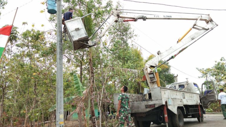 Satgas TMMD Gandeng Dinas Pertamanan Kabupaten Sleman Pasang Penerangan Di Jalan.