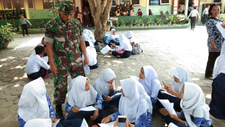 Satgas TMMD Dampingi Siswa Belajar Di Luar Ruangan