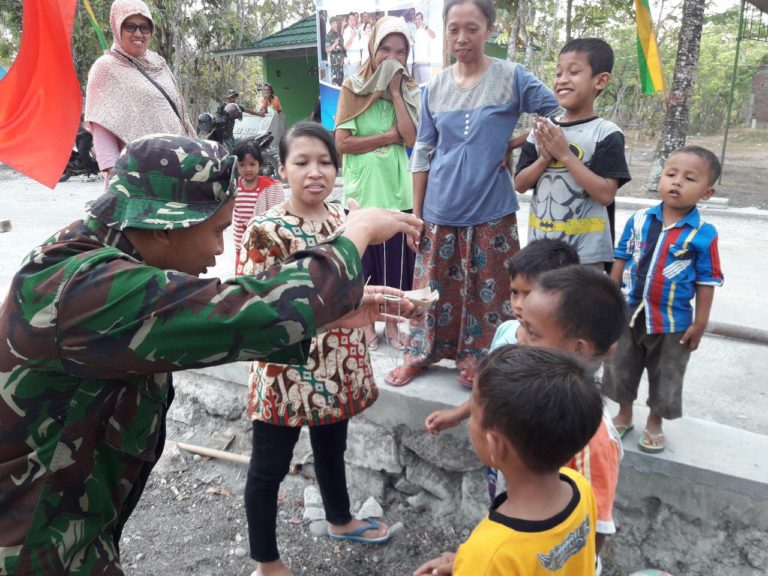 Bermodalkan Alat Permainan Sederhana Satgas TMMD Ajak Anak Anak Bermain