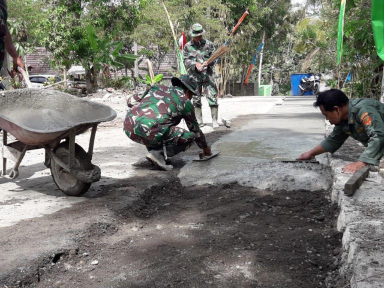 Tinggal Sedikit Lagi Pekerjaan Cor Bahu Jalan Selesai