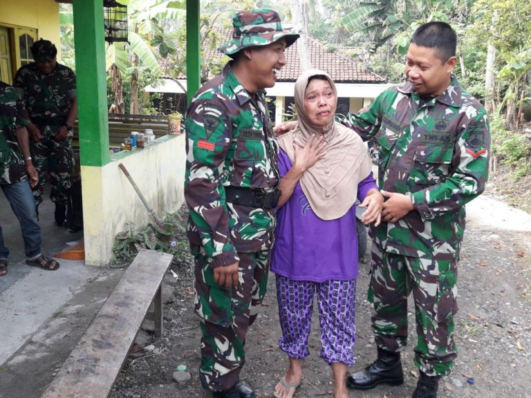 Tangis Haru Ibu Giyah Saat Satgas TMMD Berpamitan Akan Kembali Ke Markasnya