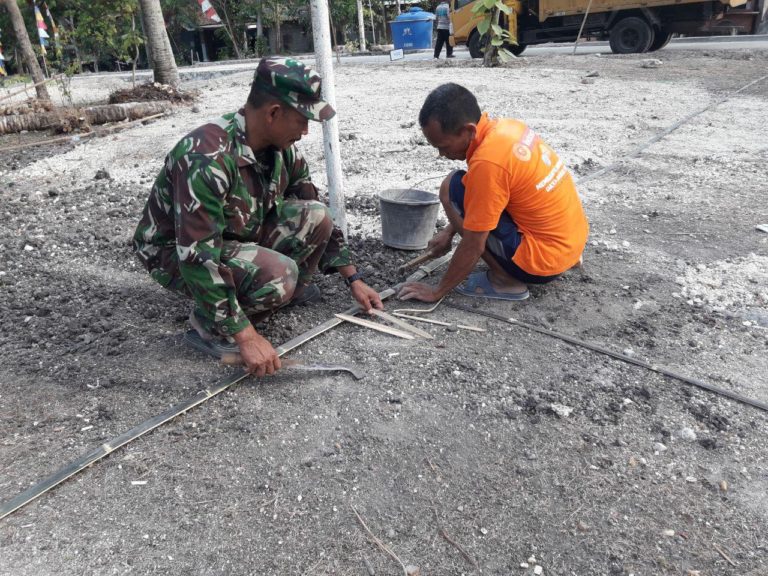 Satgas TMMD Di Bantu Warga Bangun Lapangan Volly Di Dusun Temuwuh