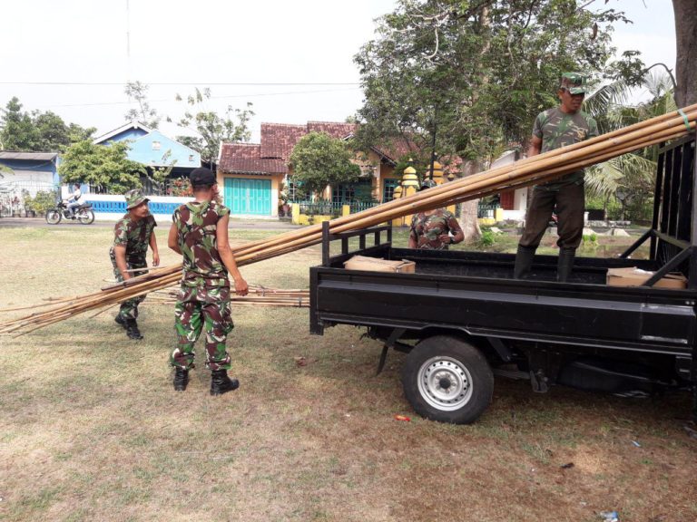 Bambu Di Datangkan Untuk Pasang Umbul Umbul Dalam Acara Penutupan TMMD