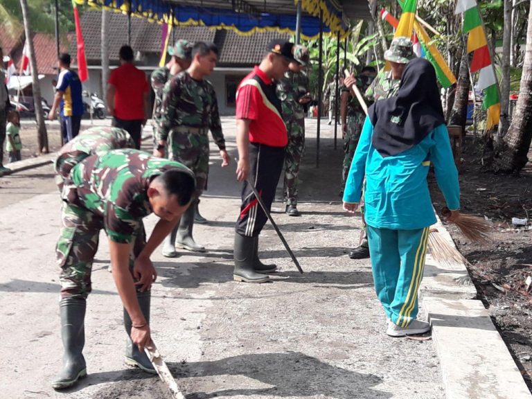 Mahasiswa Ikut bersih bersih dilokasi TMMD Reg 103 Kodim Sleman