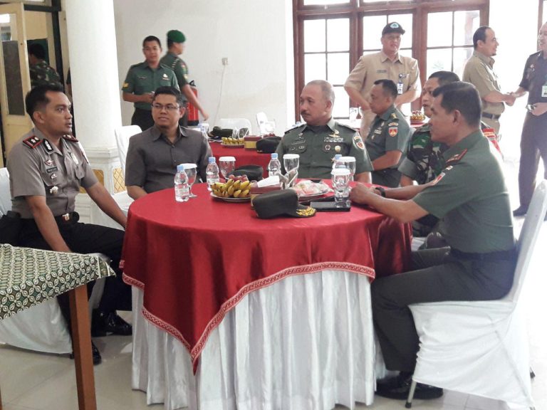 Wakapolres Sleman terlibat perbincangan dengan Tim Wasev Mabesad