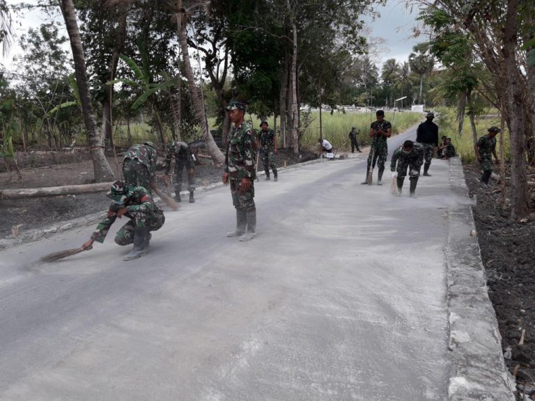 Penutupan TMMD Hampir Tiba, Satgas TMMD Bersihkan Jalan Dusun Temuwuh