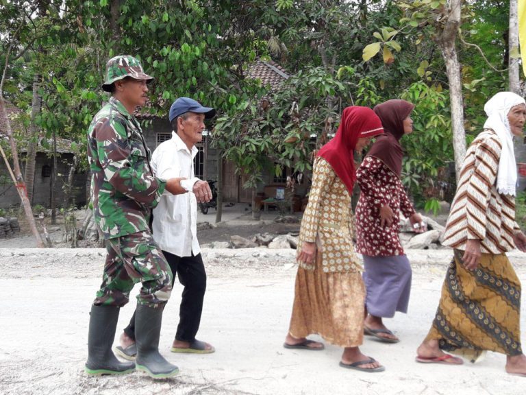 Tanpa Pikir Panjang Serka Acip Bergegas Batu Lansia Menuju Tempat Berobat