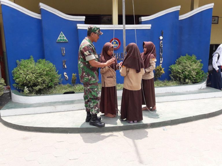 Pelatihan Upacara Bendera Di Lakukan Satgas TMMD Pada Siswa SD