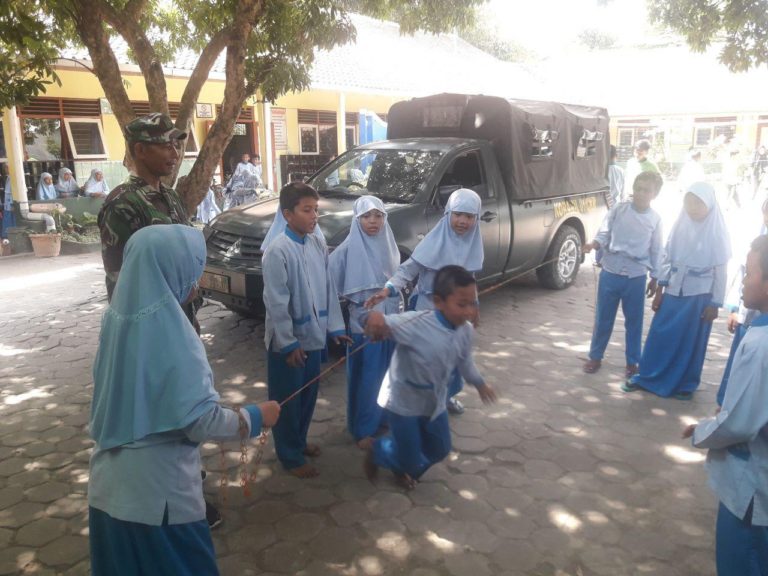 Satgas TMMD Ajarkan Permainan Tradisional Yang Sudah Hampir Punah Pada Anak Anak